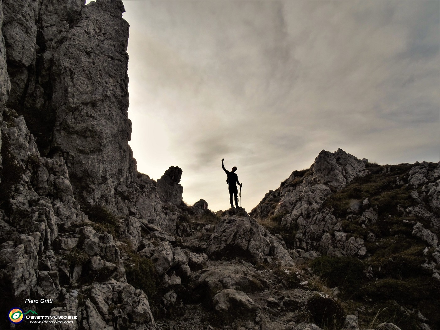 56 Scendiamo al Passo la Forca sul tormentato sentiero 501.JPG